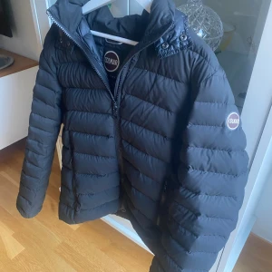 Colmar jacka/ puffer - Säljer en svart pufferjacka från Colmar med klassisk quiltad design och hög krage. Jackan har dragkedja framtill, två sido fickor, en innerficka! Perfekt nu när det börjar bli lite kallt, äkta såklart, skriv om du har funderingar!