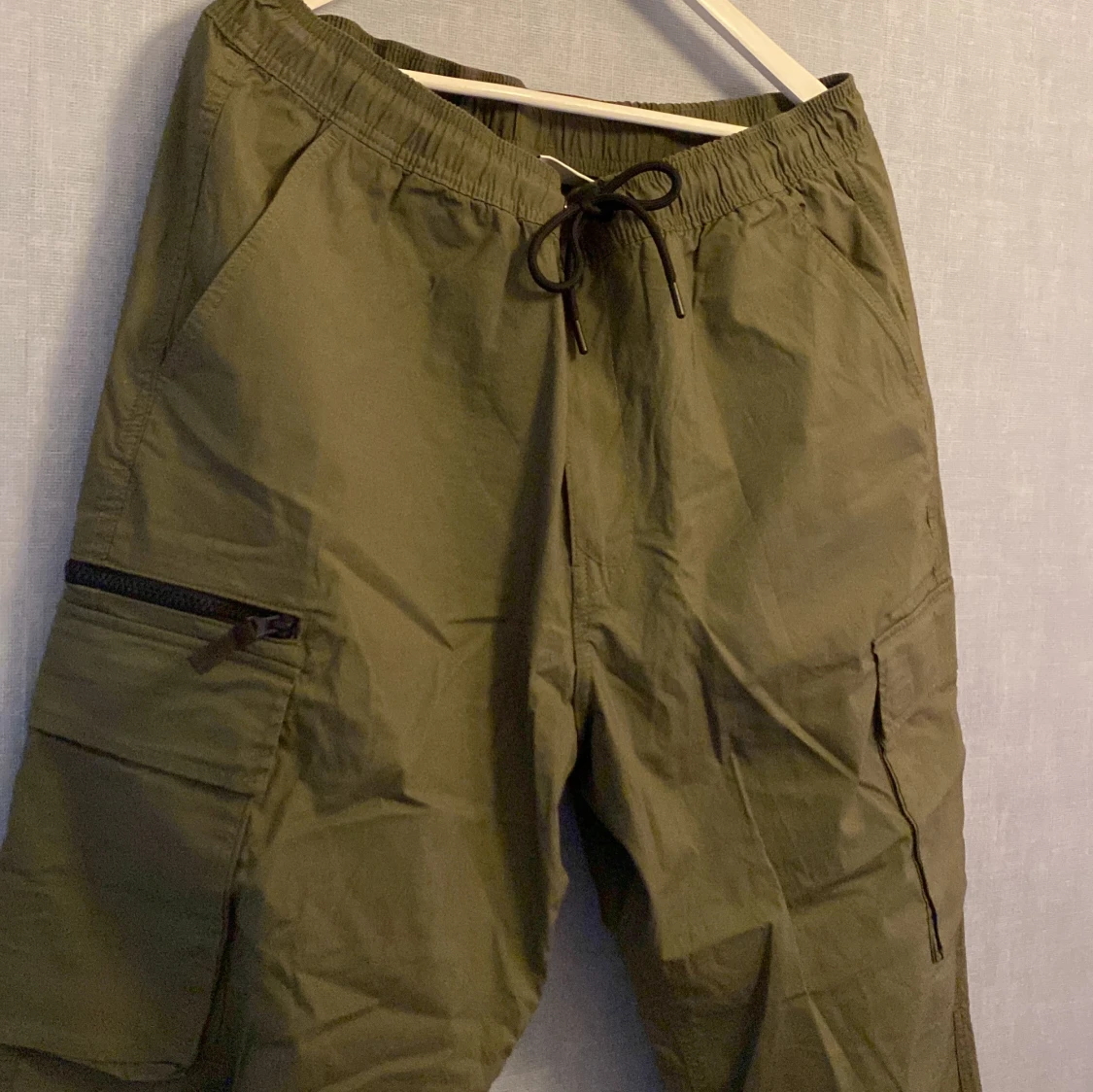 Olivgröna cargobyxor från H&M L - 2