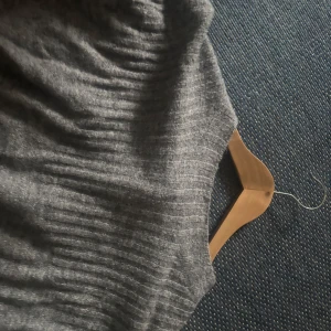 Grå ribbstickad tröja från Esmara - Helt ny ! Mysig grå tröja från Esmara med ribbstickat mönster upptill och mjuk känsla. Långärmad och loose fit, perfekt för kyliga dagar. Enkel och stilren design som funkar till allt. Rund halsringning och skön passform.