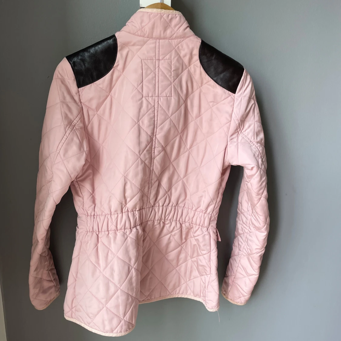 Rosa quiltad jacka från Lexington - 3