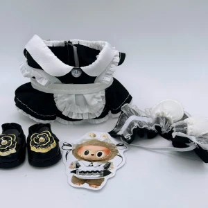 Snygg Maid outfit till Labubu & Lafufu - En jättesöt Maid outfit som passar till Labubu & Lafufu 17cm mjukisarna Det är en svart/vit klänning med volangkanter & förkläde, ett matchande hårband med spets & öron och ett par jättesnygga svarta lackskor med en blom dekoration Allt är nytt i perfekt skick!