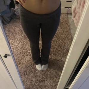 Mörkgrå stickade mjukisbyxor - Extremt sköna byxor från gina tricot, knappt använda, inga defekter. Storlek 170💕