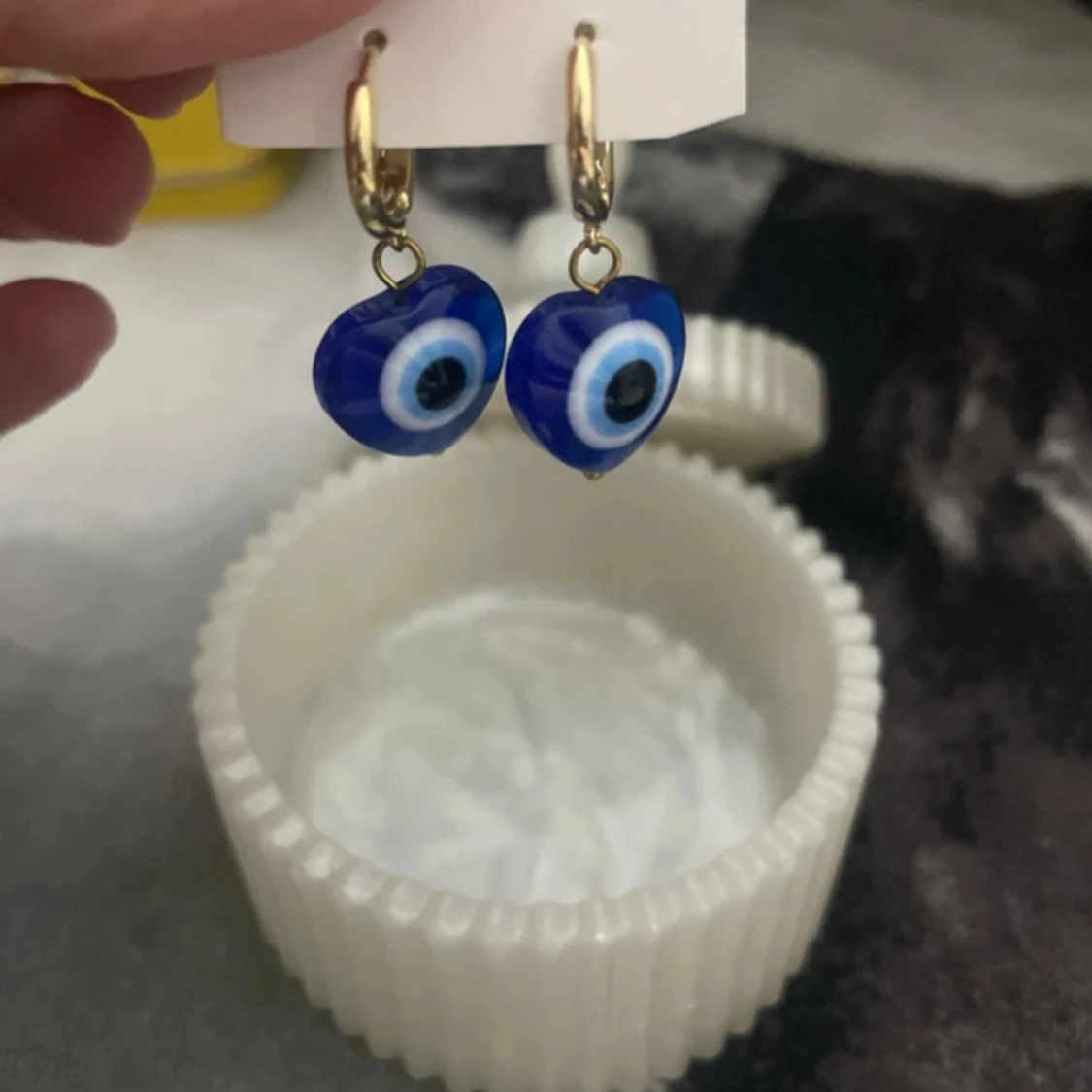 Blå evil eye örhängen med hjärtan/ 18 k guldpläterade hoops - 1