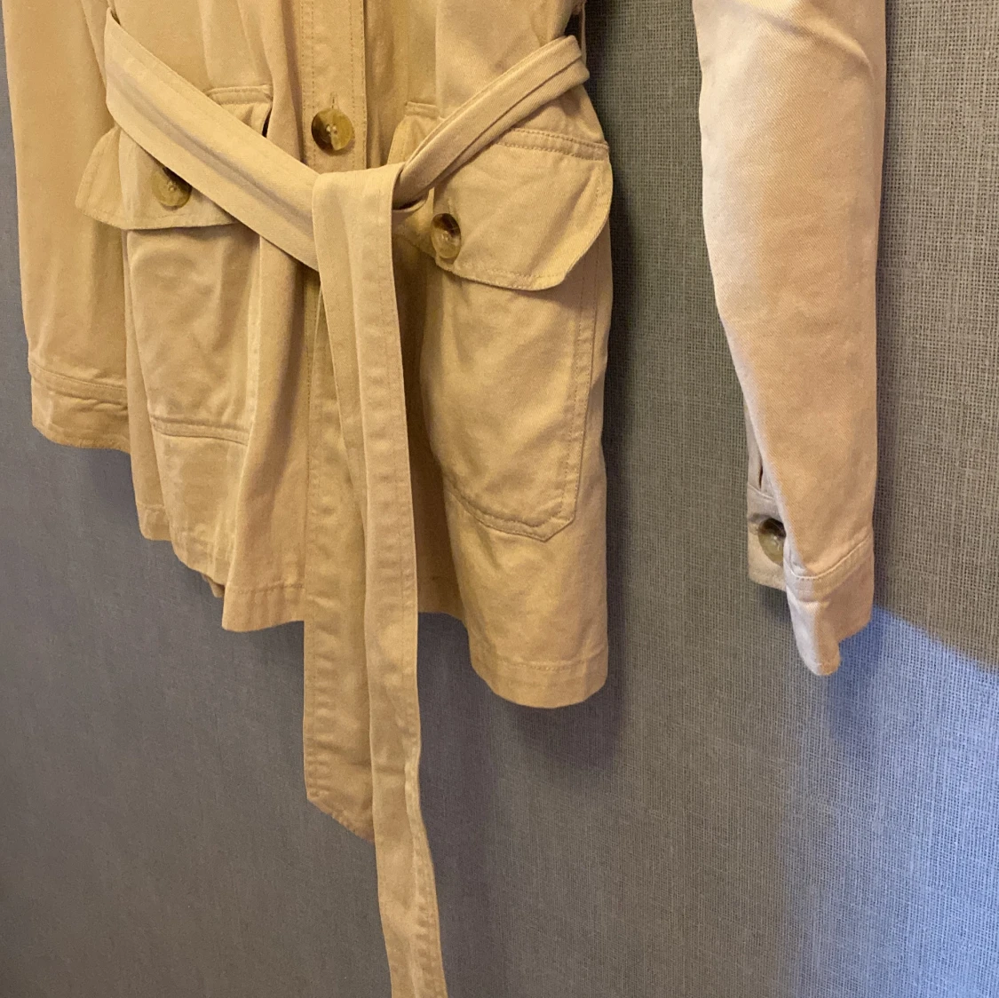 Beige overshirt med bälte från Indiska - 2