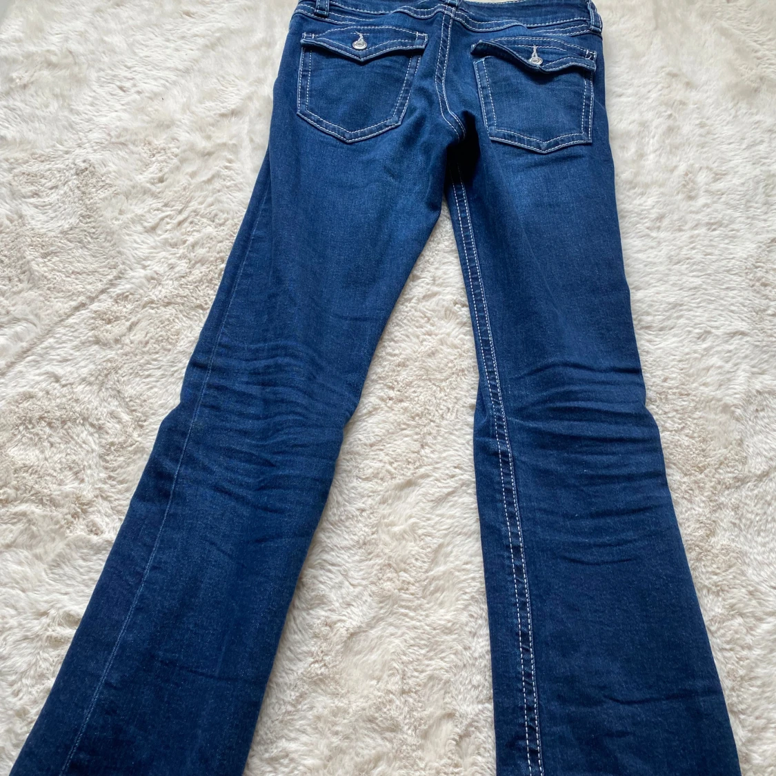 Blå bootcut jeans från Gina Tricot