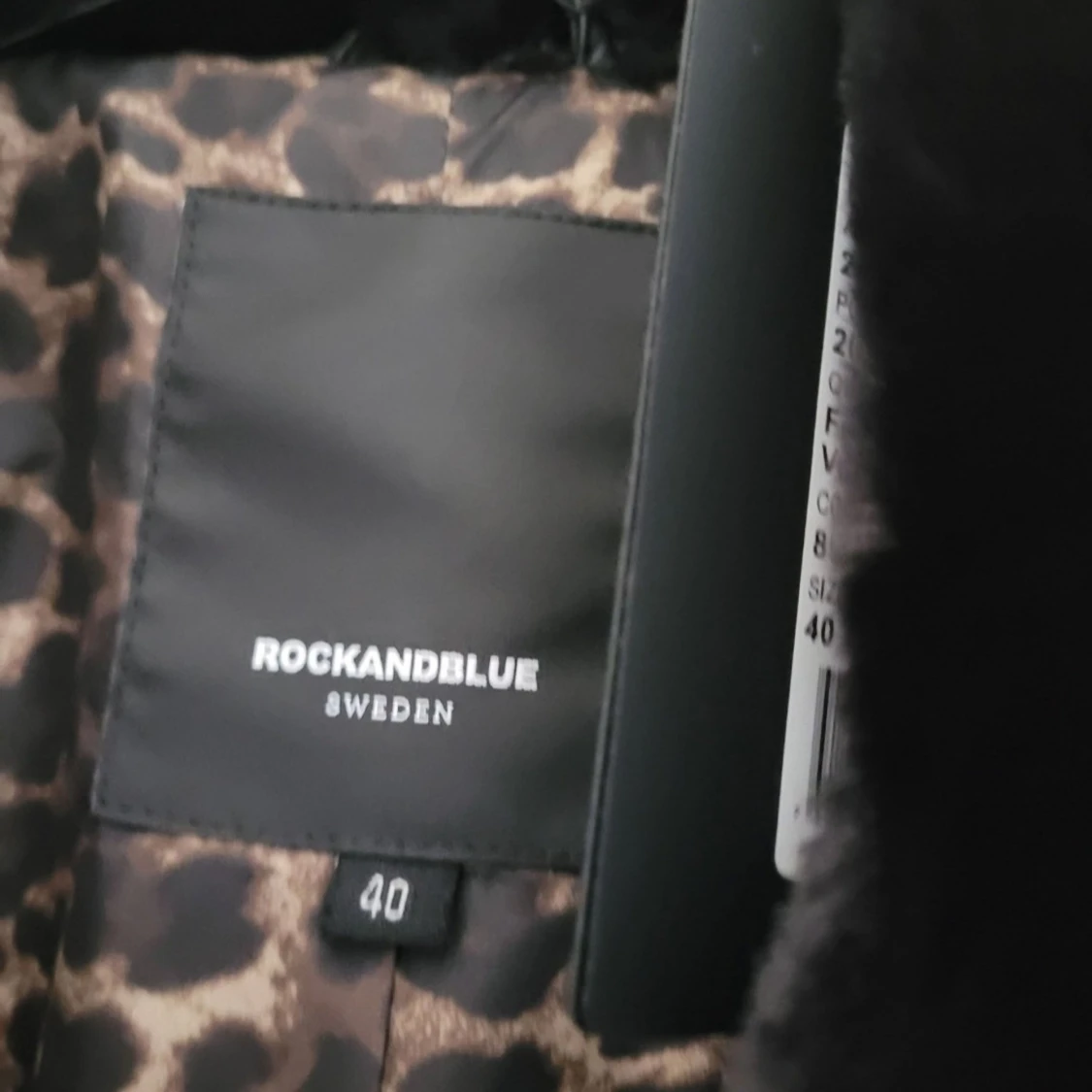 Svart pälsjacka från Rockandblue - 4