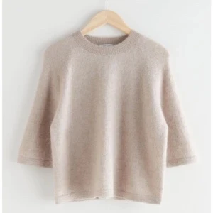 & Other stories Beige stickad tröja  - & Other stories kortärmad beige tröja, använd som vanligt men har inte använt på länge så därför säljer jag