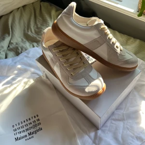 Maison margiela GATS - Tjena Säljer mina Gats, fick de för nån vecka sen. Säljer pågrund utav att de inte passar mig så bra och inte riktigt är min stil. Boxen och dust bag förs med! Kom med Byten eller bud 