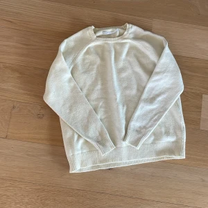 Gul stickad tröja från ONLY - En jättefin gul stickad tröjabifrån ONLY!!✨Den är i storlek S men är lite liten i storleken så skulle säga att den är som XS. Den är i ett fint skick😍