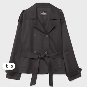 Svart trenchcoat med bälte - Helt ny svart trenchcoat med bälte i midjan💕 Från stradivarius storlek S