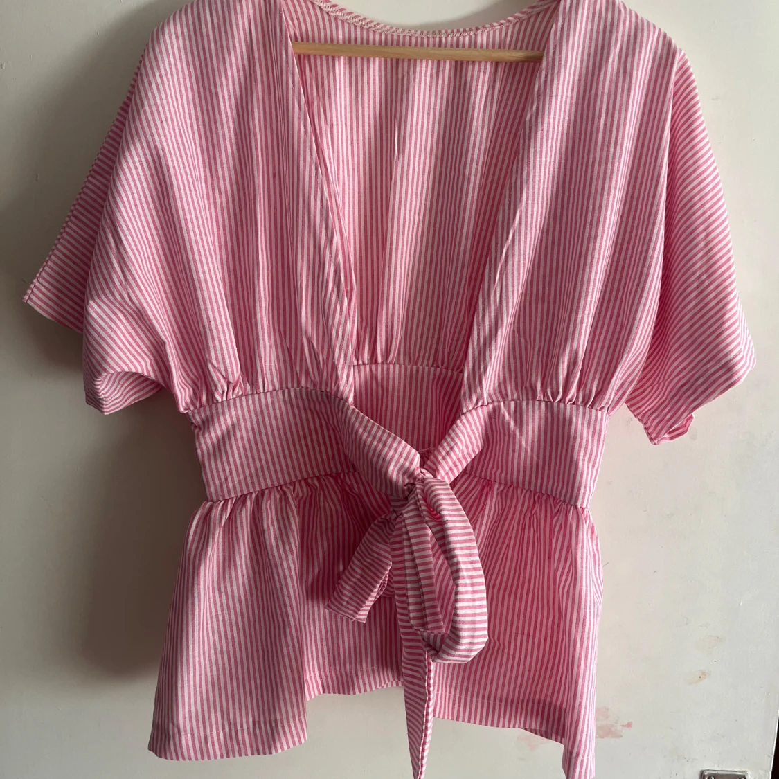 Rosa och vit randig blus med knyt - 1