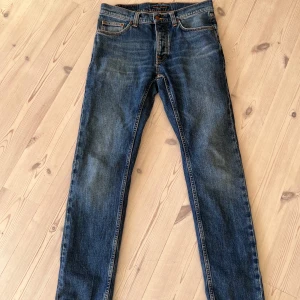 Nudie jeans - Jeans från Nudie Jeans i modellen Solid Ollie! Sparamt använda o inköpta för några månader sedan på NK. Storlek 29/32