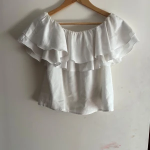 Fin volang topp - Fin off shoulder topp från Gina! Lite skitig på insidan men inget som syns!