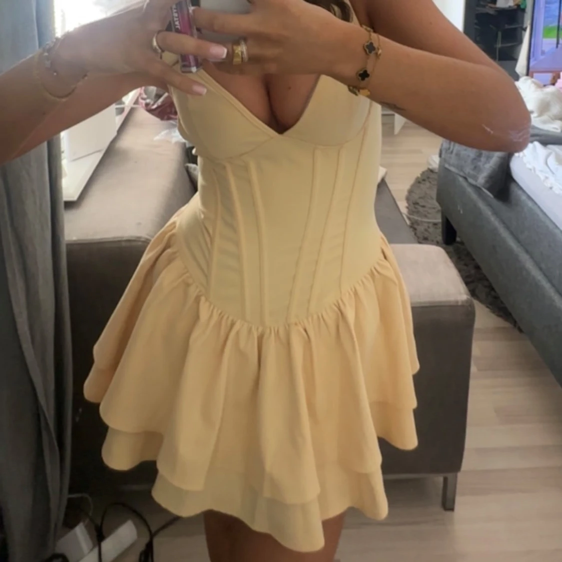 Ljusgul kort klänning med volang - 1