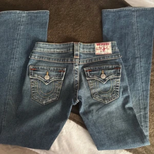 Low waist äkta True Religion  - Dem är ganska små i storleken för att vara 25W så skulle säga mer 23-24W💗 byxan har inga fler defekter än dem jag visar på bilderna. Midjemått 34 cm (lite stretchy)                                         Innebenslängd 77-78cm