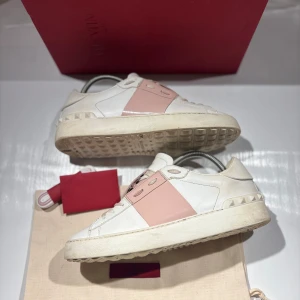 Valentino skor - Hej! Säljer nu mina skor från märket Valentino , storlek 38.5 bra skick, allt på bilden ingår. Tveka inte på att höra av dig om du har frågor eller funderingar kring skorna! 