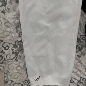 Satin kjol Zara  - Helt ny satin kjol från Zara i storlek XS med slits baktill 