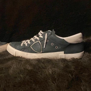 Säljer inte lägg bud prisförslag  - LÄS HELA BESKRIVNINGEN⚠️ Snygga svarta sneakers från Philippe Model med vita detaljer och snörning. Skorna är i skinn med vit sula och har den klassiska sköld-loggan på sidan. Perfekta för dig som gillar stilrena och trendiga sneakers med en unik touch. Skorna är såklart använda har lite trådar som sticker ut inte så starka deftekter nästan inga OBS JAG SÄLJER INTE SÅ KOM MED BUD TAR BÄSTA BUDET  💸 
