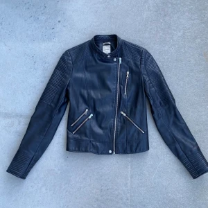 Svart skinnjacka  - Svart skinnjacka från Zara 🌞