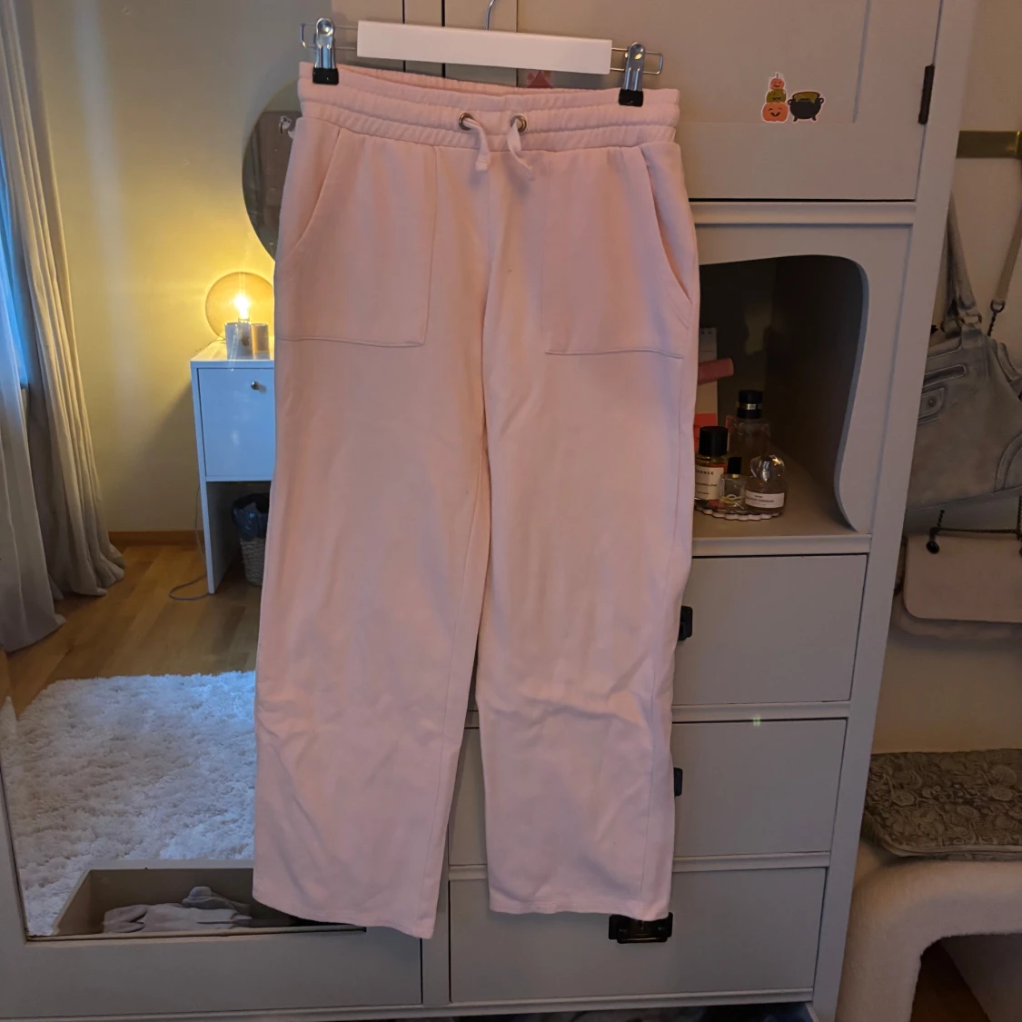 Ljusrosa mjukisbyxor med snörning - 1