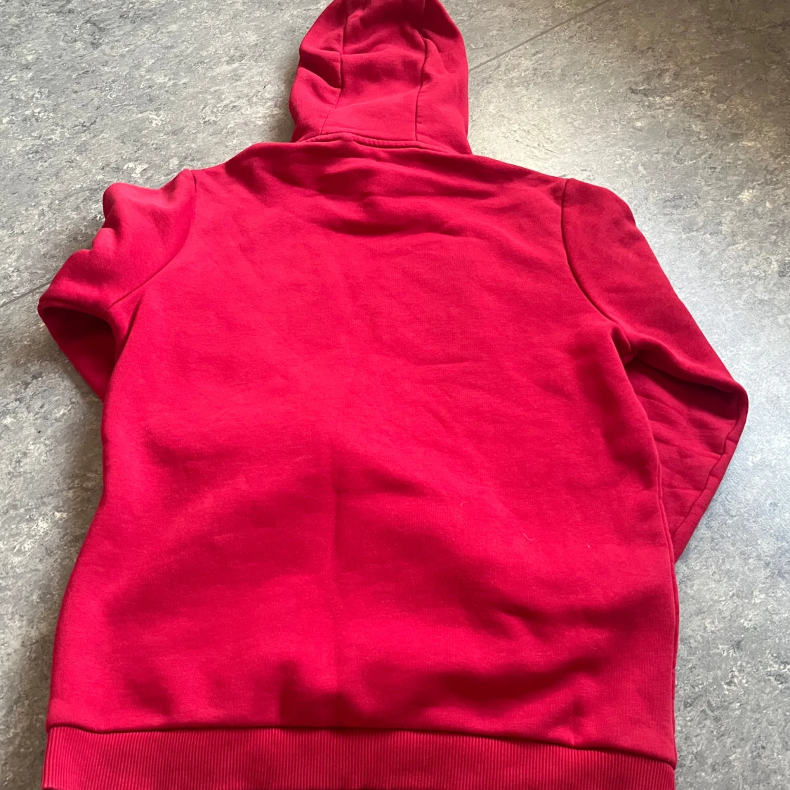 Röd hoodie från Supply & Demand - 1