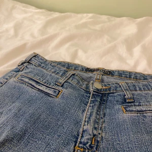 Lågmidjade jeans - Super coola jeans. Slitna i bak och har även en sömm där som syns om man kollar riktigt nära. Inga andra tecken på användning.  34 cm i midjemått och ca 73 cm i innerbenslängd💓Står size:160 på tvättlappen