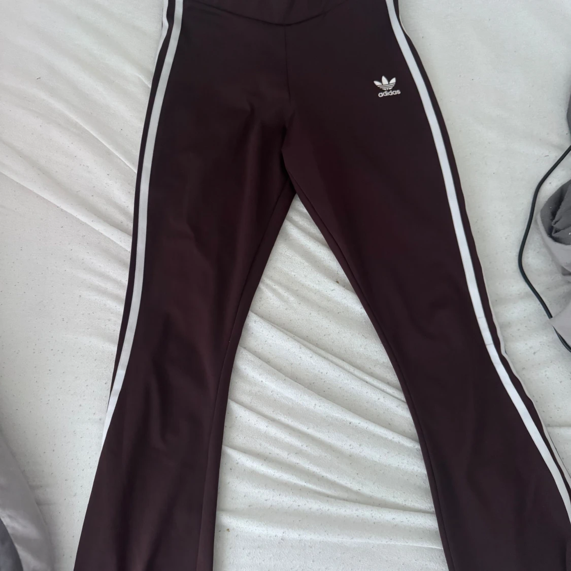 Bruna Adidas byxor med vita ränder XS