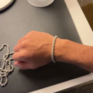 Cordell armband  - Snyggt armband i silverfärg med flätad design som ger en cool och stilren look. Passar perfekt för dig som gillar enkla men ändå unika accessoarer. Lätt att matcha med andra smycken och funkar till alla outfits. Helt nytt.