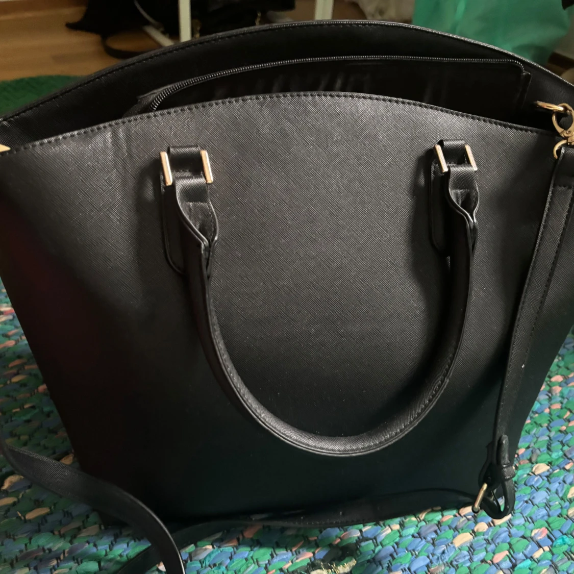 Rea Svart axelväska i skinnimitation 