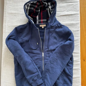 Burberry zip - Tvärfet marinblå zip hoodie från burberry • Skick 9/10   • Storlek M, men passar även S • Hör av er vid frågor eller fler bilder!