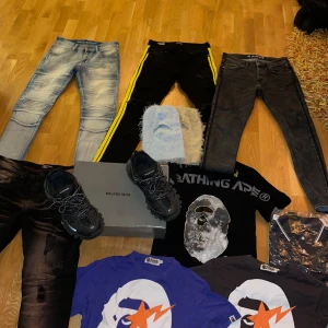 Jeans  - Säljer flera par jeans, tröjor , piké, skimask, balenciaga skor ett par shorts allt är i olika storlekar så skriv om ni har funderingar. har inte fast pris !!!!! SKRIV BUD OCH VAF NI VILL HA 