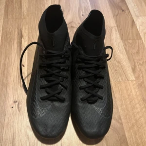 Svarta Nike fotbollsskor  - Säljer ett par helsvarta Nike fotbollsskor (pris kan diskuteras)