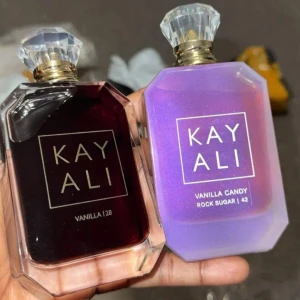 🌸 Kayali-parfymer till specialpris! 🌸 - Säljer populära Kayali-parfymer - stora flaskor på 100 ml för endast 999 styck alltså 500 kr billigare. Endast en spray har använts, så de är i princip helt nya! (vanilla candy rock sugar I 42 + pistachio gelato)  Hör av dig vid intresse eller innan köp, då jag för tillfället befinner mig i en annan stad.  Lyxig doft till ett riktigt bra pris – passa på!🌸🌷 