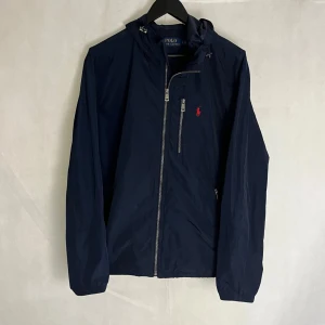 Ralph Lauren windbreaker - Ralph Lauren windbreaker i storlek M, riktigt fint skick. Modellen är 185. 