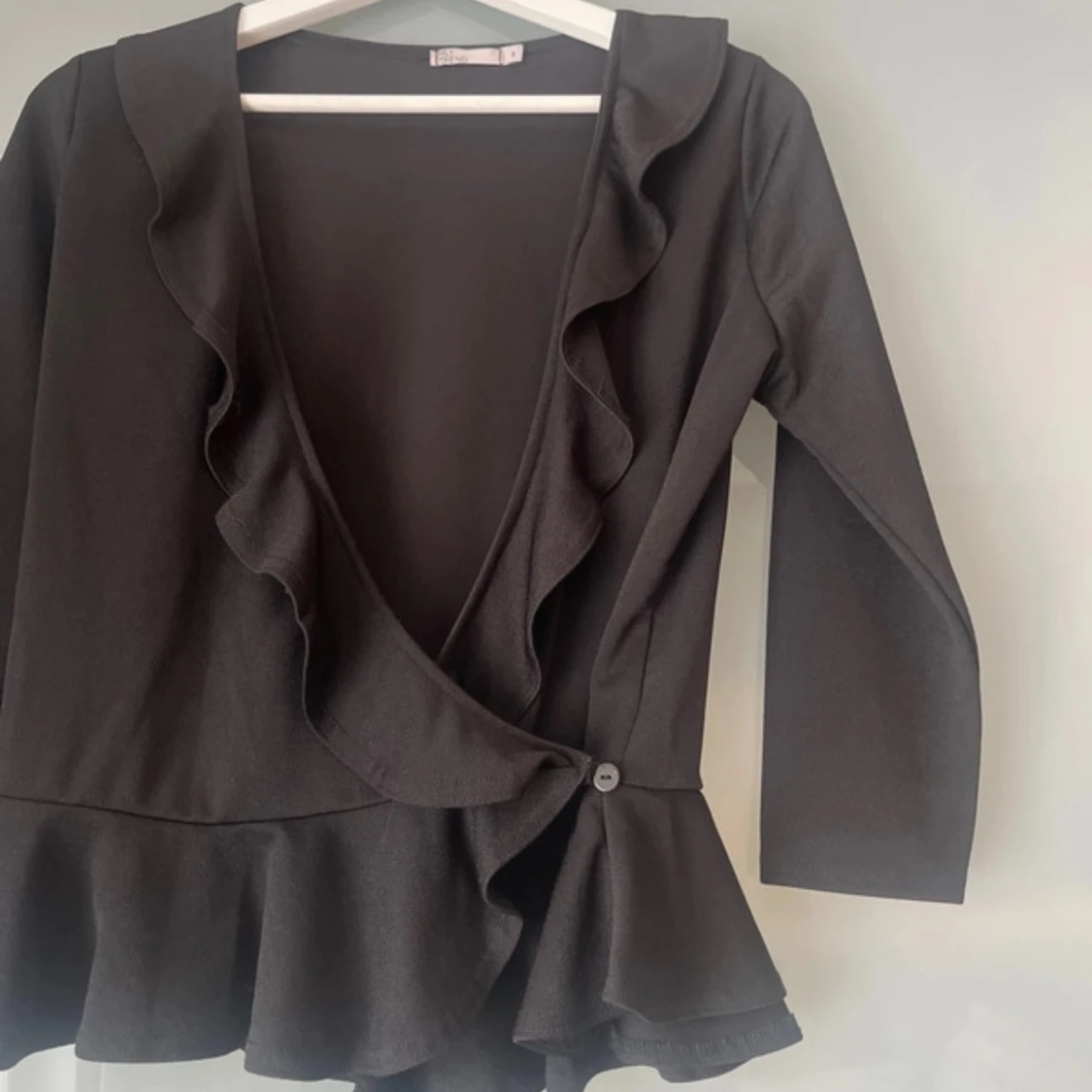 Svart omlottopp med volang från Nelly Trend - 1