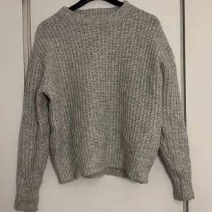 Grå stickad tröja  - Fin stickad tröja