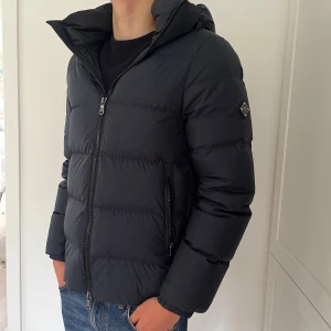 J.Lindeberg jacka - Vinterjacka i väldigt bra skick. Denna jacka är bara använd genom 1 vintersäsong. Nypris 5000kr.