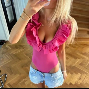 Zara body - Intressekoll  på min trendiga och eftertraktade rosa Zara body 