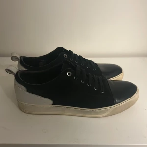 Svarta sneakers från Lanvin  - Unik färgkombination, perfekt för dig som vill ha högkvalitativa och exklusiva sneakers, men inte vill se exakt ut dom andra. Har tyvärr ingen låda. Väldigt bra skick på skorna, förutom några små märken på sulorna.