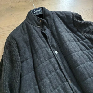 Massimo Dutti Cardigan - Massimo Dutti Cardigan i kashmirblanding, snygg och skön men för stor för mig tyvärr. Storlek L på etiketten men skulle mer säga M, det är en liten L iaf.
