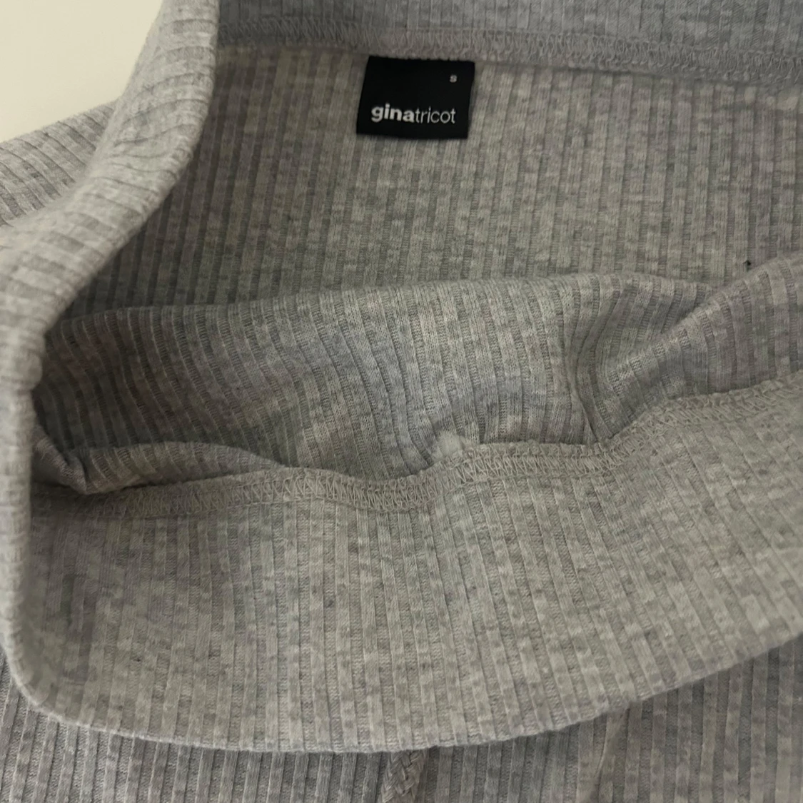 Grå ribbad långkjol från Gina Tricot - 2