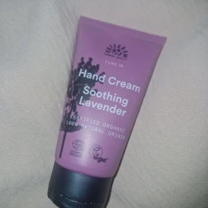 Handkräm Urtekram - Helt ny handkräm från Urtekram i doft av lavendel, vegansk och ekologisk med naturliga ingredienser som sheasmör och aloe vera, som vårdar huden och gör den mjuk och smidig.