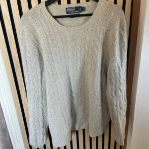 Ralph Lauren kashmirtröja - Kashmirtröja från Ralph lauren i väldigt bra skick, lite nopprig men enkelt att ta bort. Från 2015, 100% Kashmir. Nypris på 8000kr, storlek L men passar M också