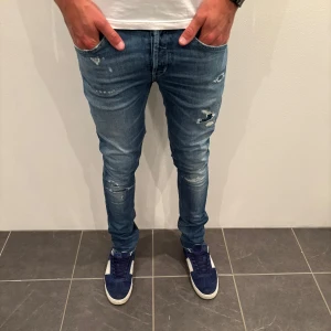 Dondup Jeans George  - Dondup Jeans George! Trendigaste jeansen på marknaden.  Skick= 9,5/10 Ny pris= 4000 kr Säljs för= 1099 kr  (Modellen har original slitningar från fabrik vilket är väldigt eftertraktat och populärt) 