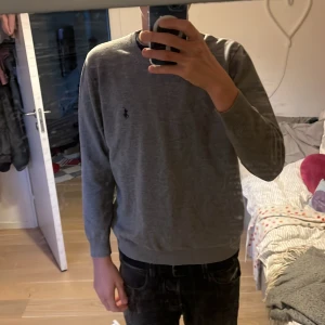 Grå tröja från Polo Ralph Lauren - Säljer en stilren grå tröja från Polo Ralph Lauren då den har blivit lite liten. Pris går att förhandla 