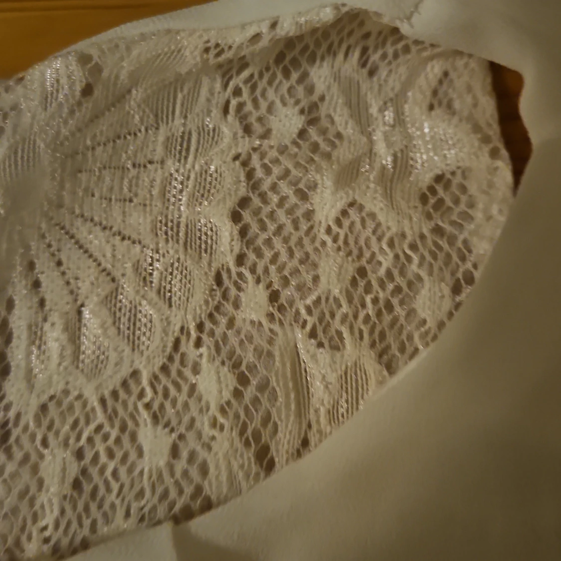 Vit ärmlös blus med spets från HLYS - 3