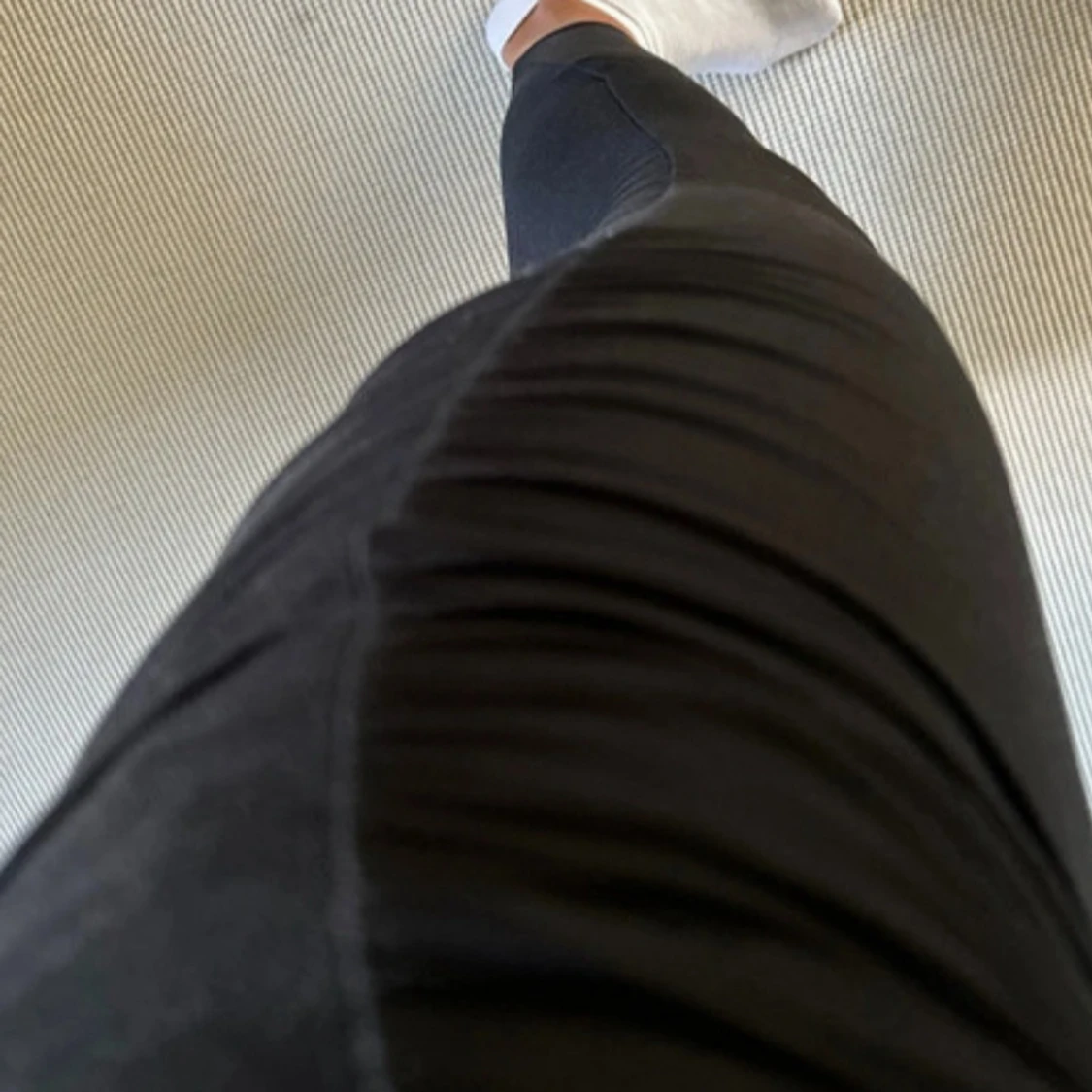 Svart långkjol i stretchigt tyg - 2