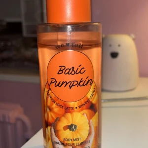 Victorias Secret PINK Basic Pumpkin - Jag säljer denna vs pink bodymisten. Om du inte vet hur den luktar så skulle jag inte säga att den direkt luktar  ”pumpa” mer som en väldigt kryddig vanilj doft :). Den blir lite mjukare i lukten under tiden. Och denna är nog den alla som håller längst!