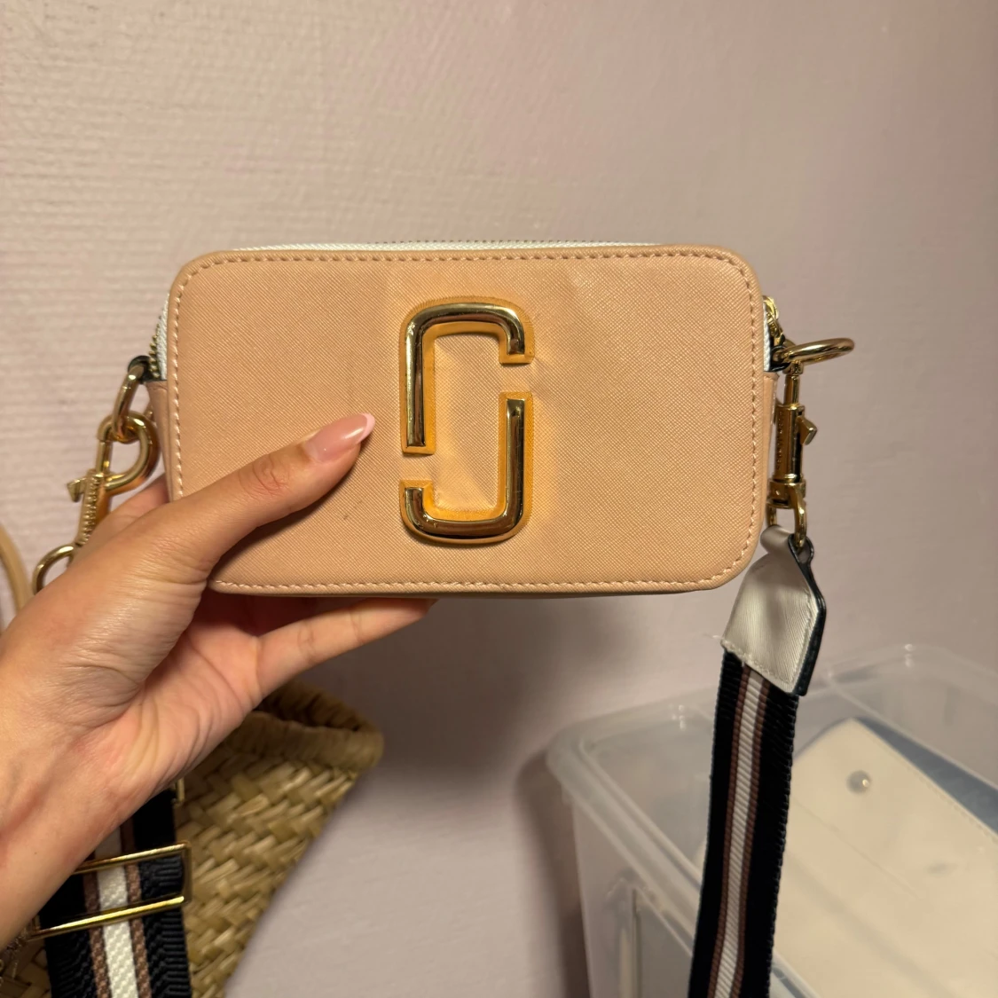 Rosa väska med vit o brun detaljer - 1