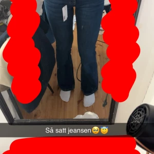 Mörkblå bootcut jeans - Mörkblå jeans från lager 157 ”BELL” i strl xs full length knappast använda, dom är lågmidjade och passar mig bra i löngden som 172cm lång! Säljer pga jag måste rensa garderoben🫣 skriv för fler bilder eller frågor🌸